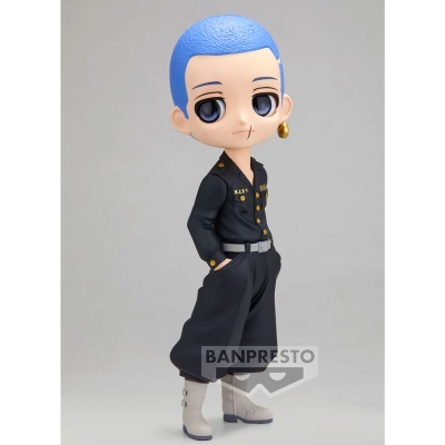 Figura colecionável de personagem de cabelo azul com roupa preta e botas bege