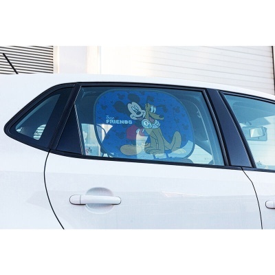 Protetor solar para janela de carro com Mickey e Pluto em fundo azul com corações