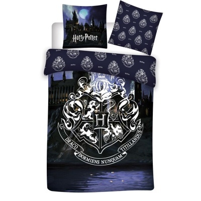 Conjunto de roupa de cama azul escuro com brasão de Hogwarts e texto Harry Potter