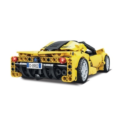 Carro desportivo amarelo de peças de construção tipo Lego com matrícula C-0902