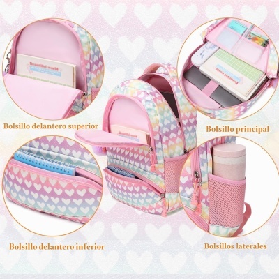 Mochila infantil com padrão colorido de corações e vários bolsos abertos mostrando cadernos e garrafa.