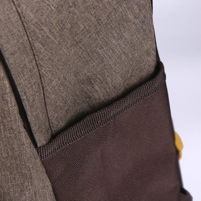 Mochila castanha com bolso frontal em tecido castanho escuro