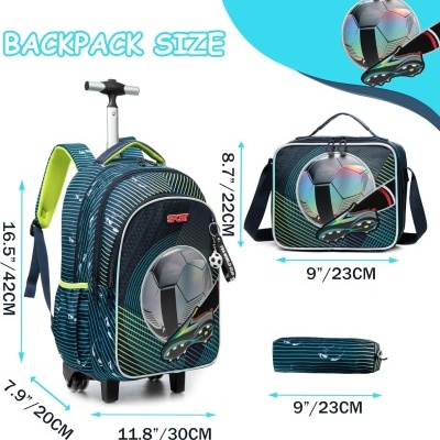 Conjunto mochila com rodas, lancheira e estojo com padrão de bola de futebol.