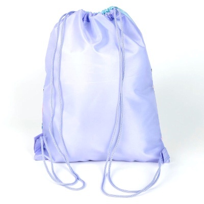 Mochila saco lilás com cordões finos para transportar