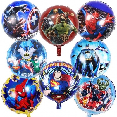 Balões foil com personagens de super-heróis coloridos em fundo azul e vermelho