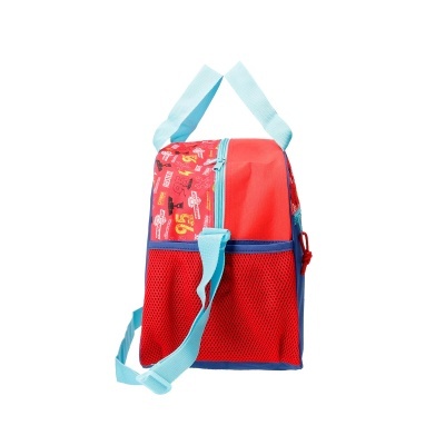 Mala escolar vermelha e azul com padrão colorido e alças azuis claras