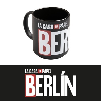 Caneca preta com texto LA CASA DE PAPEL BERLÍN em branco e vermelho
