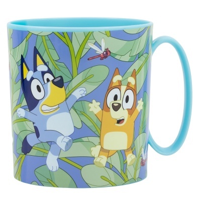 Caneca azul claro com personagens de desenho animado e folhas verdes