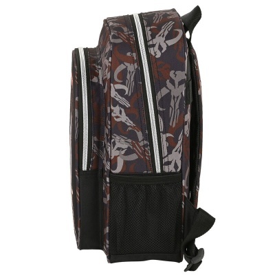 Mochila camuflada com bolsos e fechos prateados vista de perfil