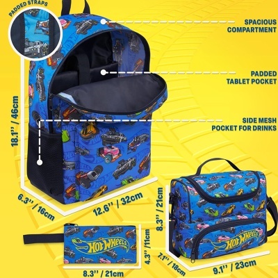 Mochila, lancheira e estojo Hot Wheels azuis com estampas de carros coloridos e descrições dos seus compartimentos
