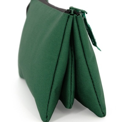 Bolsa ou nécessaire verde com três compartimentos e zíper