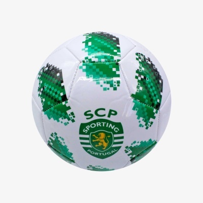 Bola de futebol branca com padrão verde e emblema do Sporting Clube de Portugal
