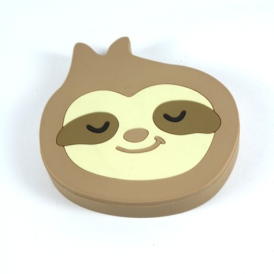 Caixa castanha em formato de cabeça de preguiça com sorriso
