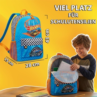 Mochila infantil azul Hot Wheels com estampa de carros e xadrez, mostrada fechada e aberta com menino a interagir