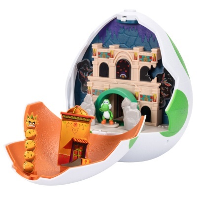 Brinquedo Yoshi verde em cenário de ruínas dentro de ovo de plástico branco e verde