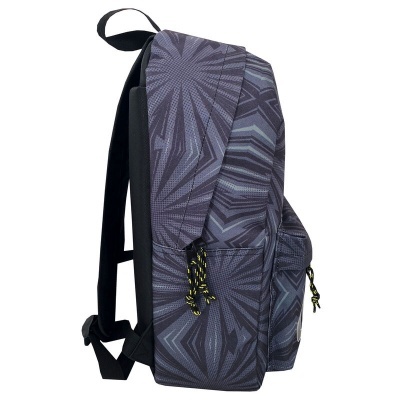 Mochila cinza com padrão geométrico e detalhes amarelos