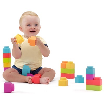 Bebé a brincar com blocos de construção coloridos