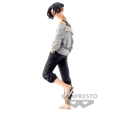 Figura decorativa de personagem masculino com roupa casual e cabelo preto.