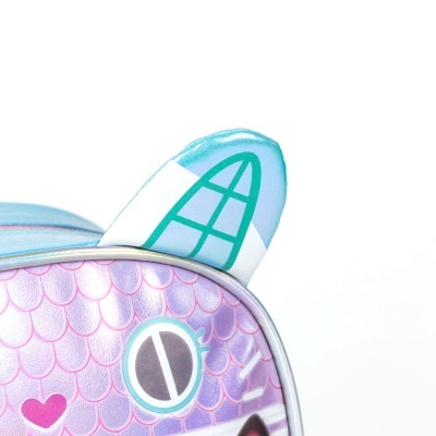 Mochila lilás com padrão de escamas e orelha branca com linhas verdes