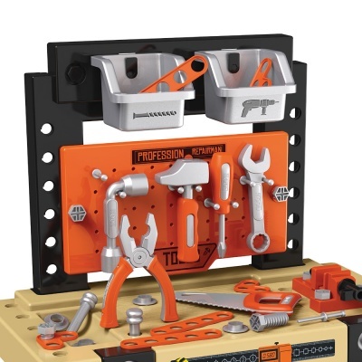 Brinquedo de oficina com ferramentas de plástico em cores laranja, cinza e preto