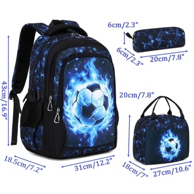 Mochila, estojo e bolsa de mão com padrão azul elétrico e imagem de bola de futebol flamejante