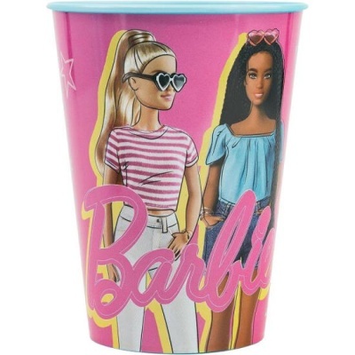 Copo rosa com ilustração de duas bonecas Barbie e texto 'Barbie'