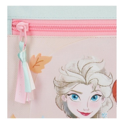 Estojo rosa com personagem feminina de cabelo branco e olhos azuis, fecho com franjas em tons pastel.