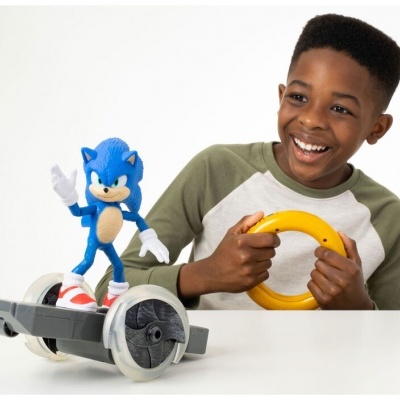 Boneco Sonic num hoverboard ao lado de criança com volante amarelo