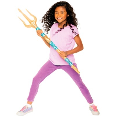 Menina a segurar tridente de brinquedo colorido em fundo branco