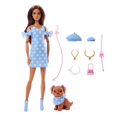 Boneca Barbie com vestido azul às bolinhas, cão castanho e vários acessórios