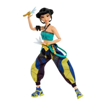 Boneca feminina com roupa colorida e armas em fundo branco