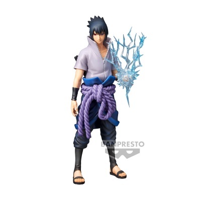 Figura de ação do personagem Sasuke Uchiha em roupa lilás e preta com efeito azul elétrico na mão.