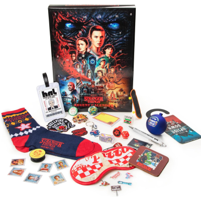 Caixa do calendário de advento Stranger Things com vários acessórios da série espalhados