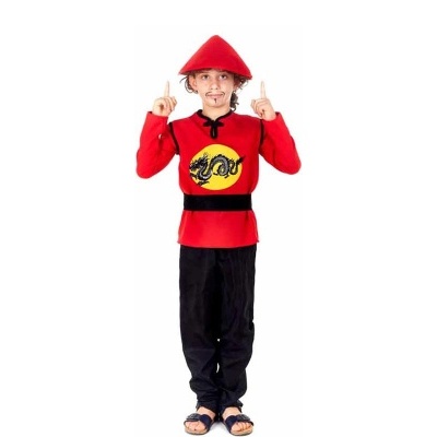 Criança com traje vermelho e preto com desenho de dragão.