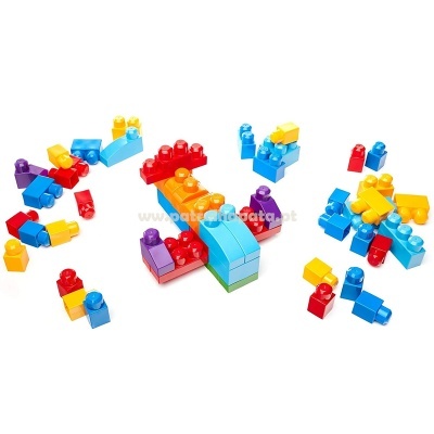 Peças de construção de plástico coloridas sobre fundo branco.