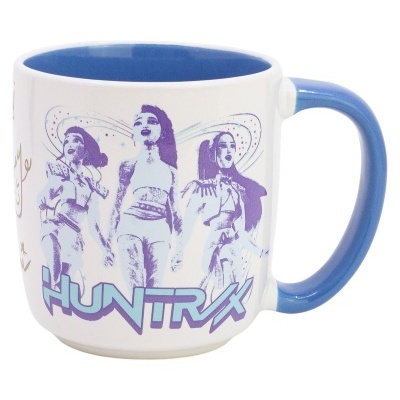 Caneca de cerâmica branca com interior e pega azul e ilustração de três figuras femininas