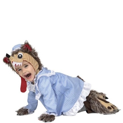 Criança vestida com fato de lobo azul e castanho, posando de quatro