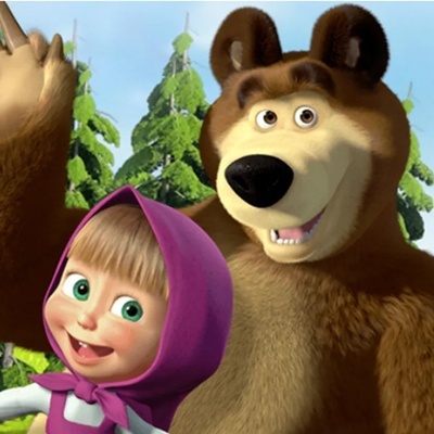 Personagens animados: menina com capuz roxo e urso castanho sorrindo