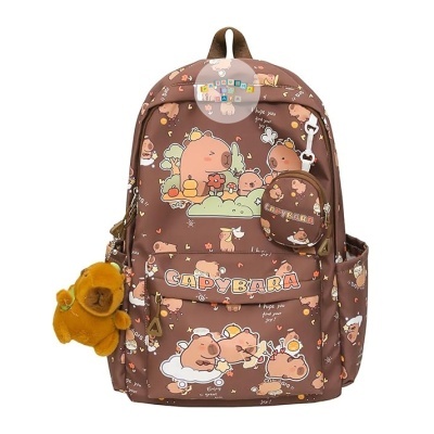 Mochila castanha com padrão de capivaras e porta-chaves de peluche