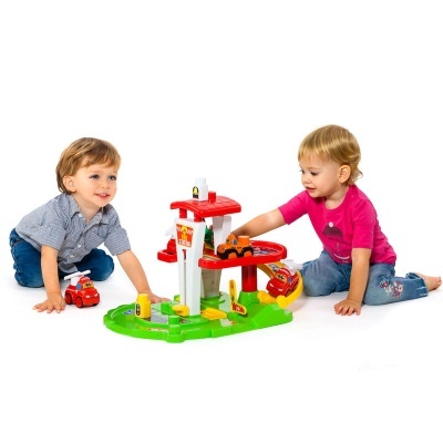 Brinquedo de garagem colorido com carros e duas crianças a brincar
