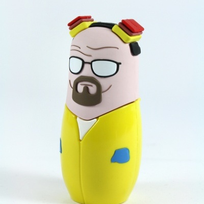 Figura de borracha de homem careca com fatos de proteção amarelos e óculos.