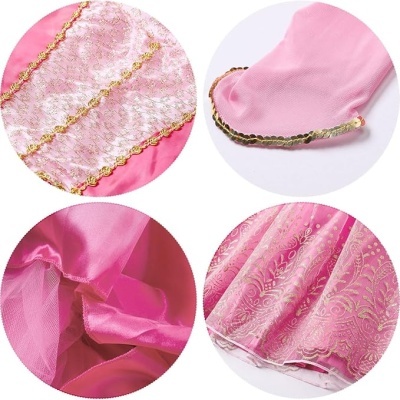 Detalhes de vestido rosa com renda dourada e tule