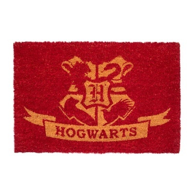 Tapete de entrada vermelho com escudo amarelo de Hogwarts e texto HOGWARTS