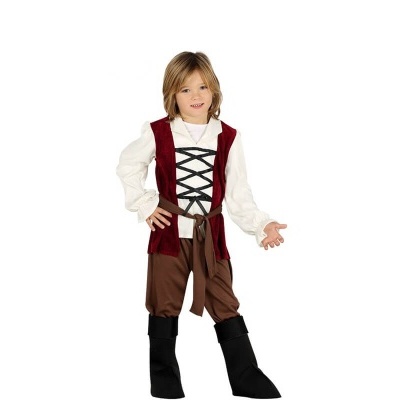 Criança com traje de pirata composto por camisa branca, colete vermelho, calças castanhas e botas pretas