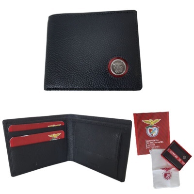 Carteira preta em pele com moeda metálica, interior com cartões vermelhos e acessórios com design de águia amarela.