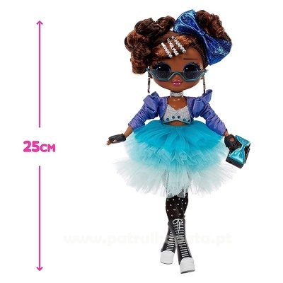 Boneca com vestido azul turquesa e branco e acessórios variados