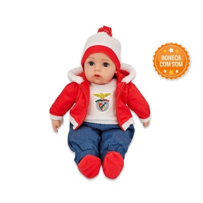 Boneca com roupa de Benfica, casaco vermelho, calças azuis e gorro branco com vermelho