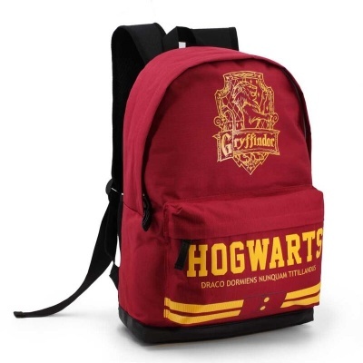 Mochila vermelha com alças pretas e logotipos de Gryffindor e Hogwarts