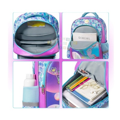 Mochila colorida com padrão escamas azul e roxo e detalhes rosa, vários compartimentos com objetos escolares