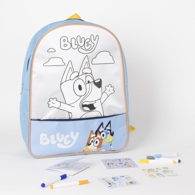 Mochila infantil azul e branca com desenho para colorir do Bluey e marcadores coloridos